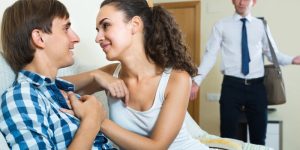 cần làm gì khi vợ có dấu hiệu ngoại tình
