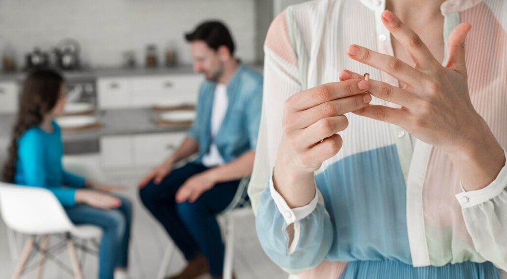 Bạn sẽ lựa chọn ly hôn hay tiếp tục chung sống với người đã lừa dối mình?