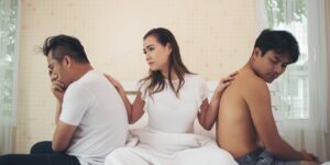 Phụ nữ sống thiên về tình cảm